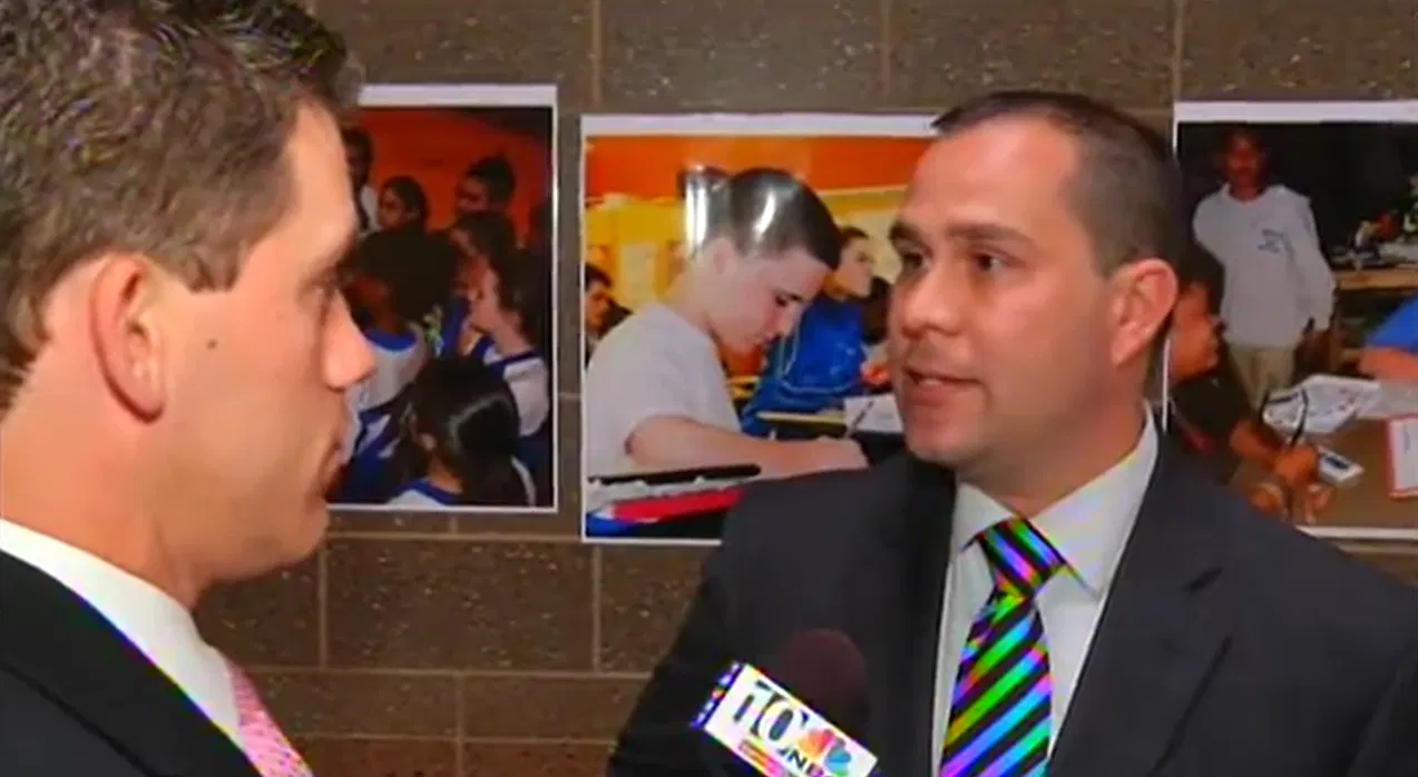 Exalcalde Will Flanagan de Fall River siendo trasladado tras ser apuñalado frente a su negocio.