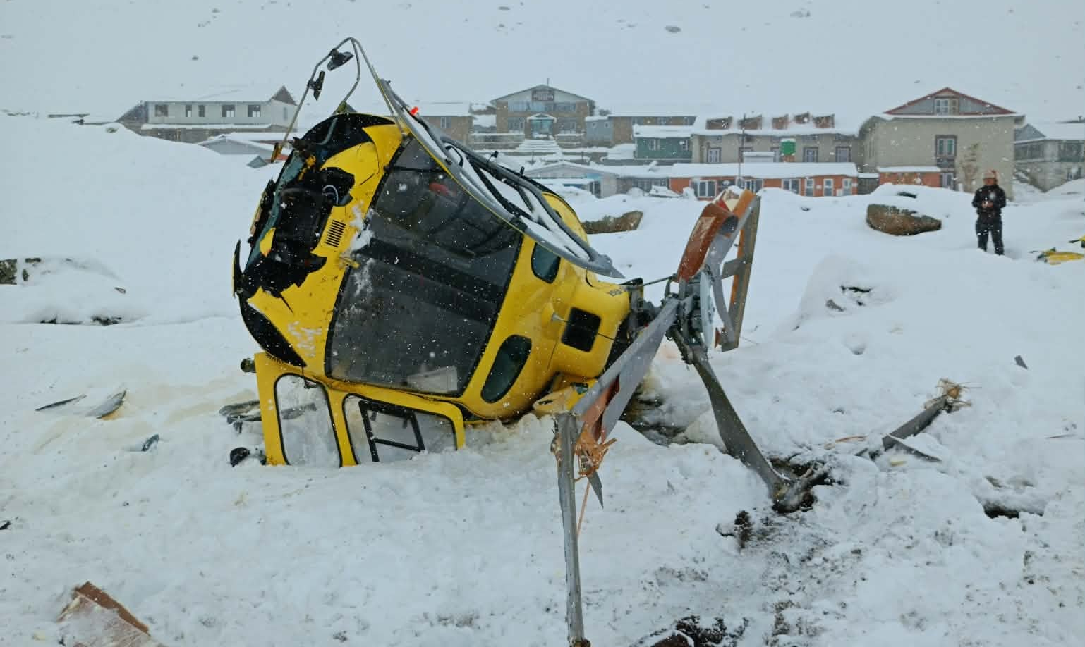 Helicóptero de rescate en el Everest 2025 tras accidente en Lobuche, Nepal.