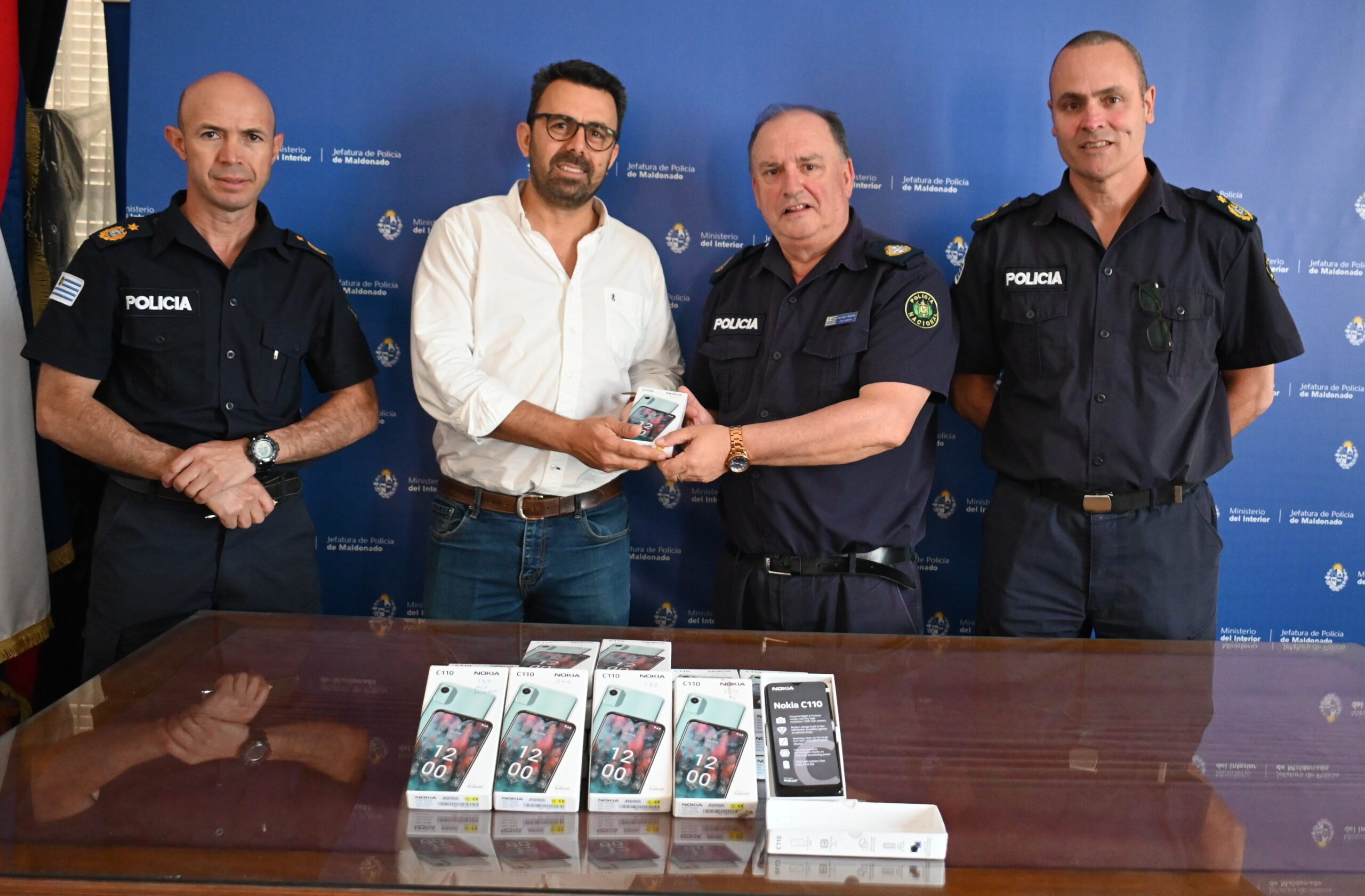 Entrega de celulares donados para mejorar el trabajo de la Policía en Maldonado.
