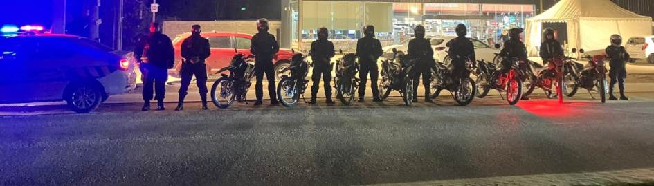 Policías de Maldonado realizan controles en zonas urbanas durante operativos de prevención.