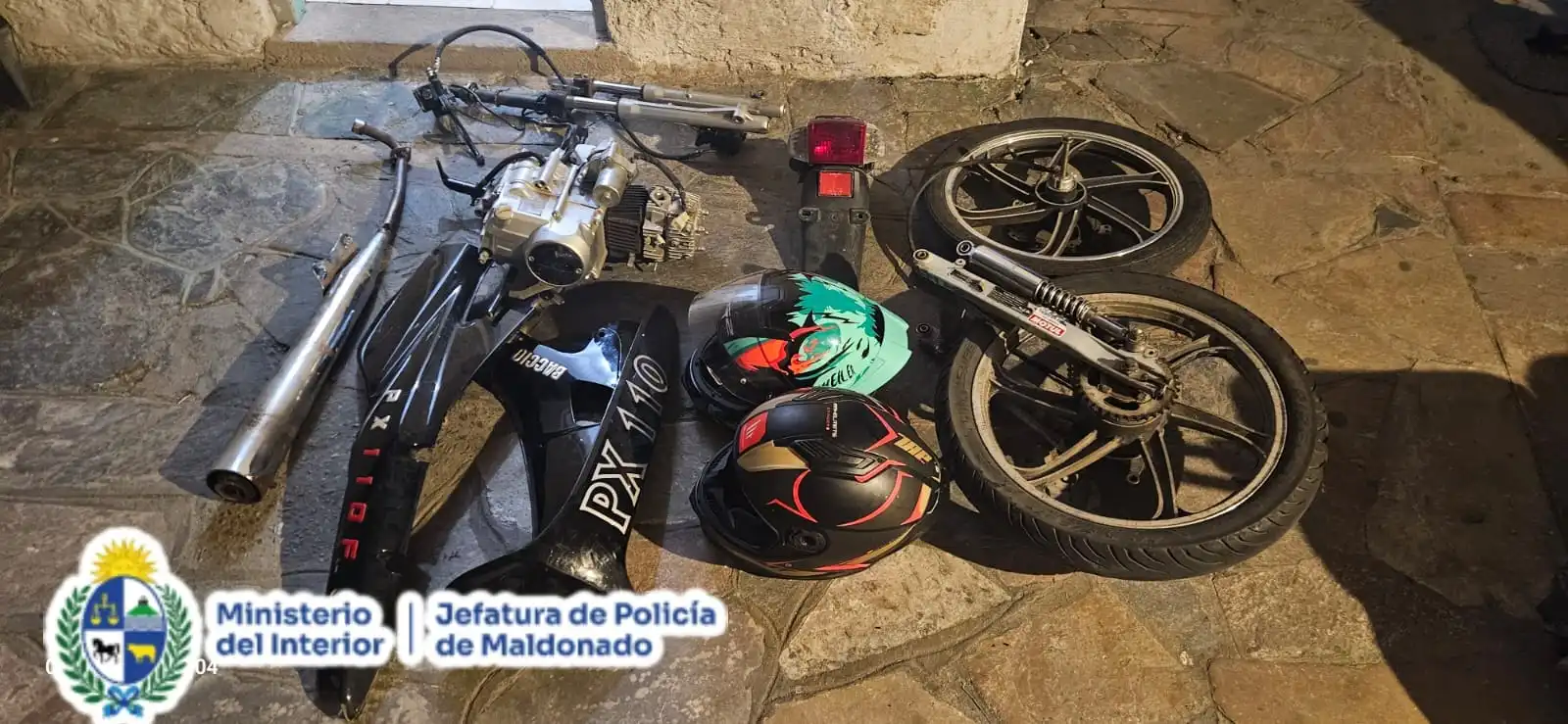 Partes de motocicletas incautadas por la Policía de Maldonado tras el hurto de una moto en el barrio Iporá.