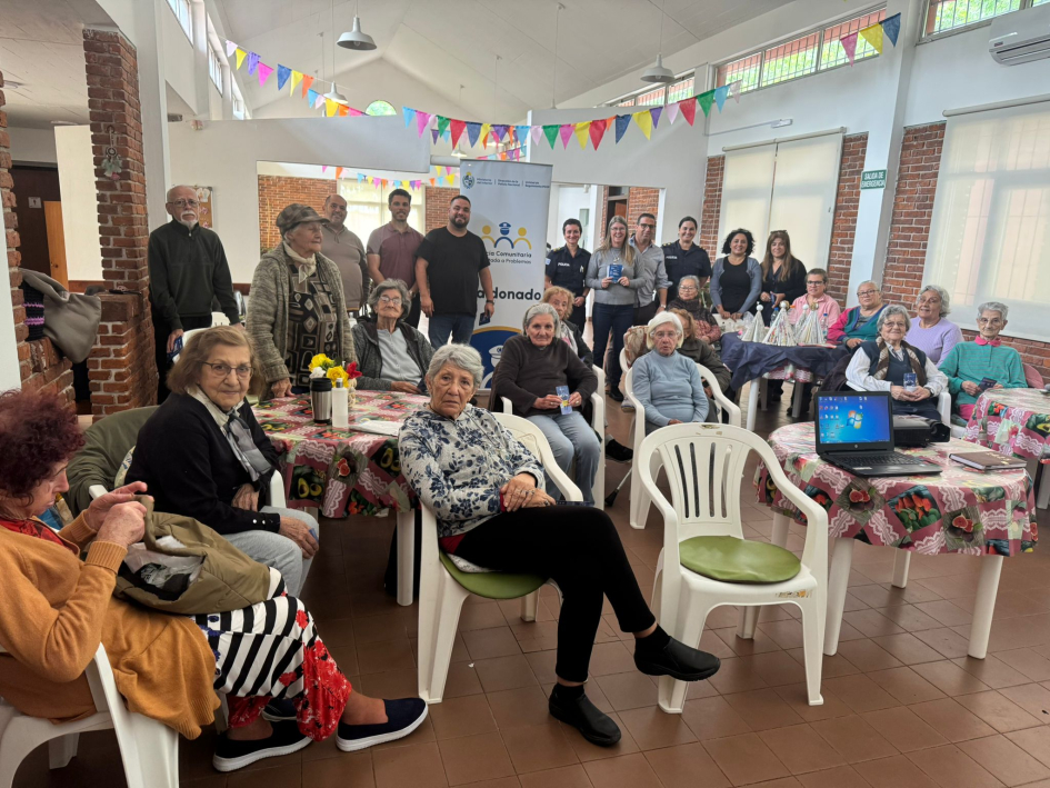 “Charla del Ministerio del Interior sobre prevención de estafas a adultos mayores.”