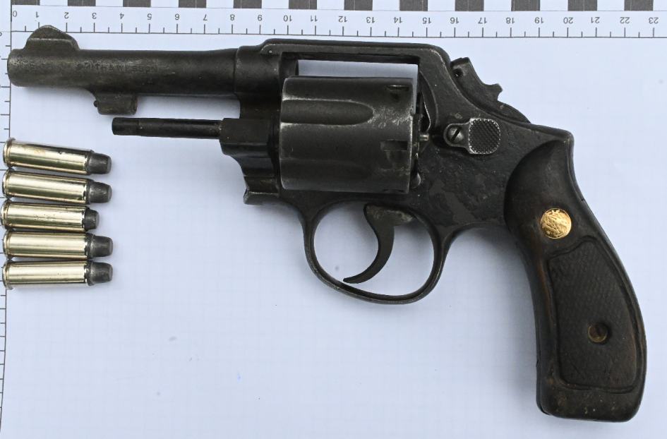 Arma incautada con municiones durante operativo policial en Maldonado.