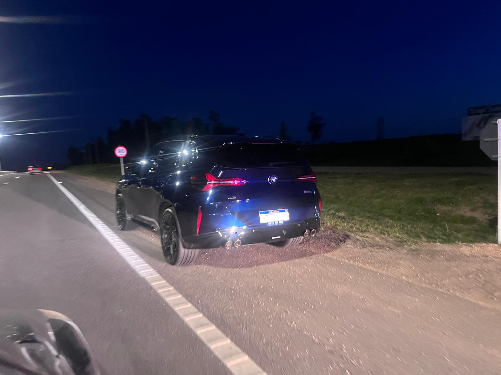 Patrulleros en operativo policial tras persecución de una BMW en Ruta 9, San Carlos.