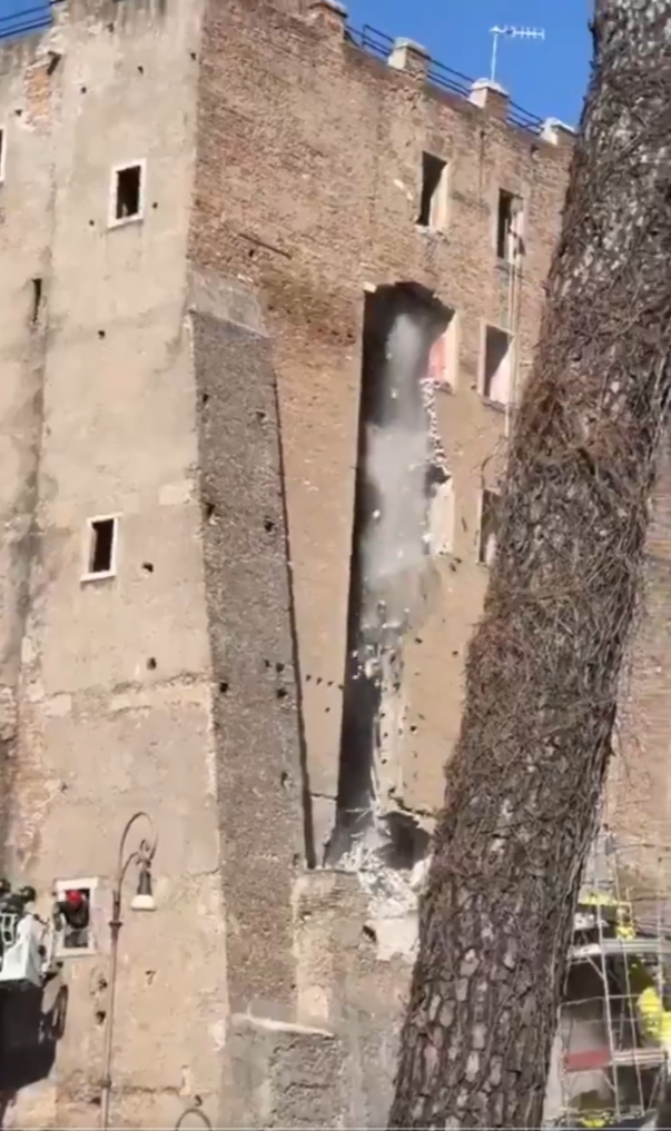 Fotograma del colapso de la Torre dei Conti en Roma, noviembre de 2025.