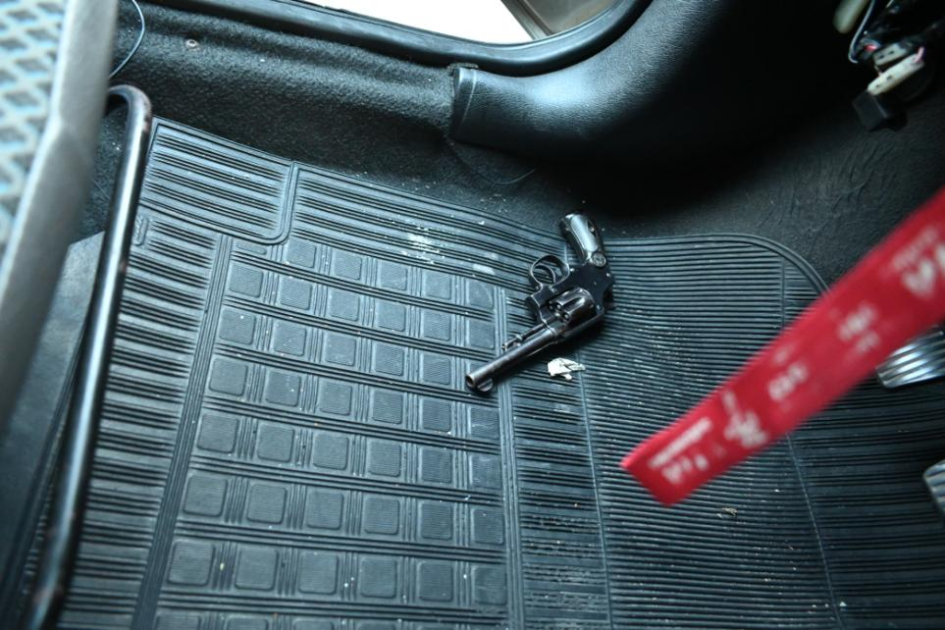 Policías en operativo por porte de arma en Maldonado.