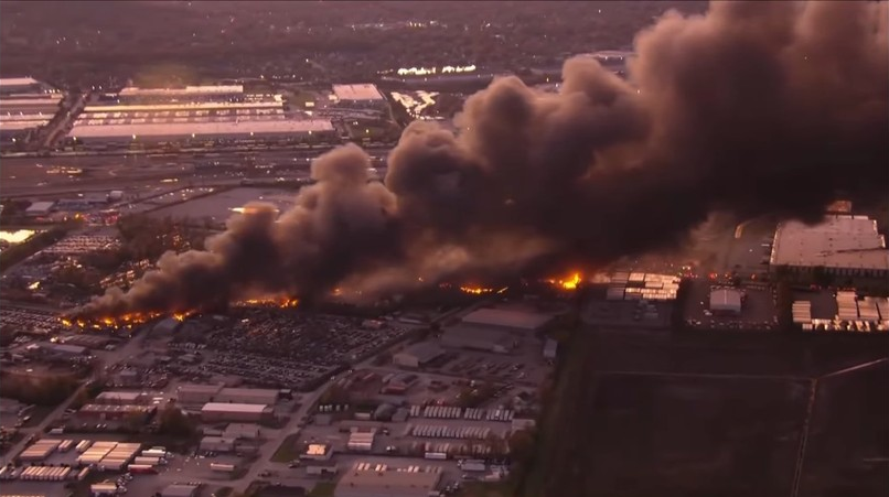 “Avión de carga de UPS envuelto en llamas tras estrellarse cerca del aeropuerto de Louisville, Kentucky, el 4 de noviembre de 2025.” Foto: RT Brasil