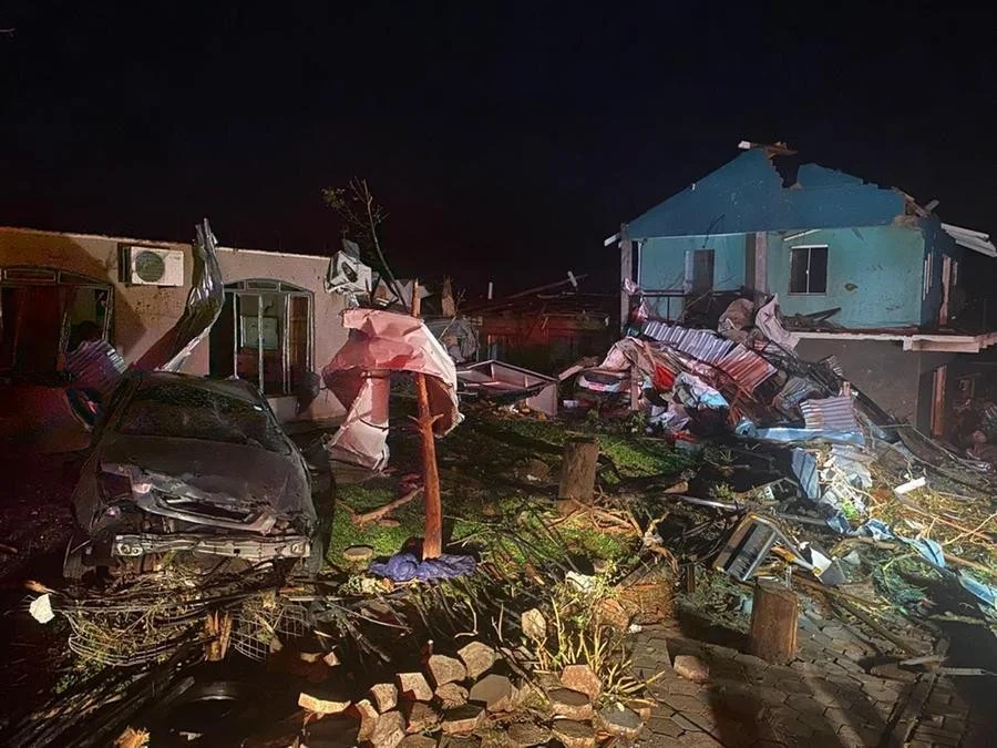 Casas destruidas y calles cubiertas de escombros tras el paso de un tornado en Rio Bonito do Iguaçu, Paraná, Brasil, el 7 de noviembre de 2025.
