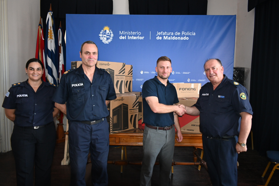 Representantes de SurHacienda entregan equipos informáticos a la Jefatura de Policía de Maldonado (foto provista por Jefatura de Policía de Maldonado).