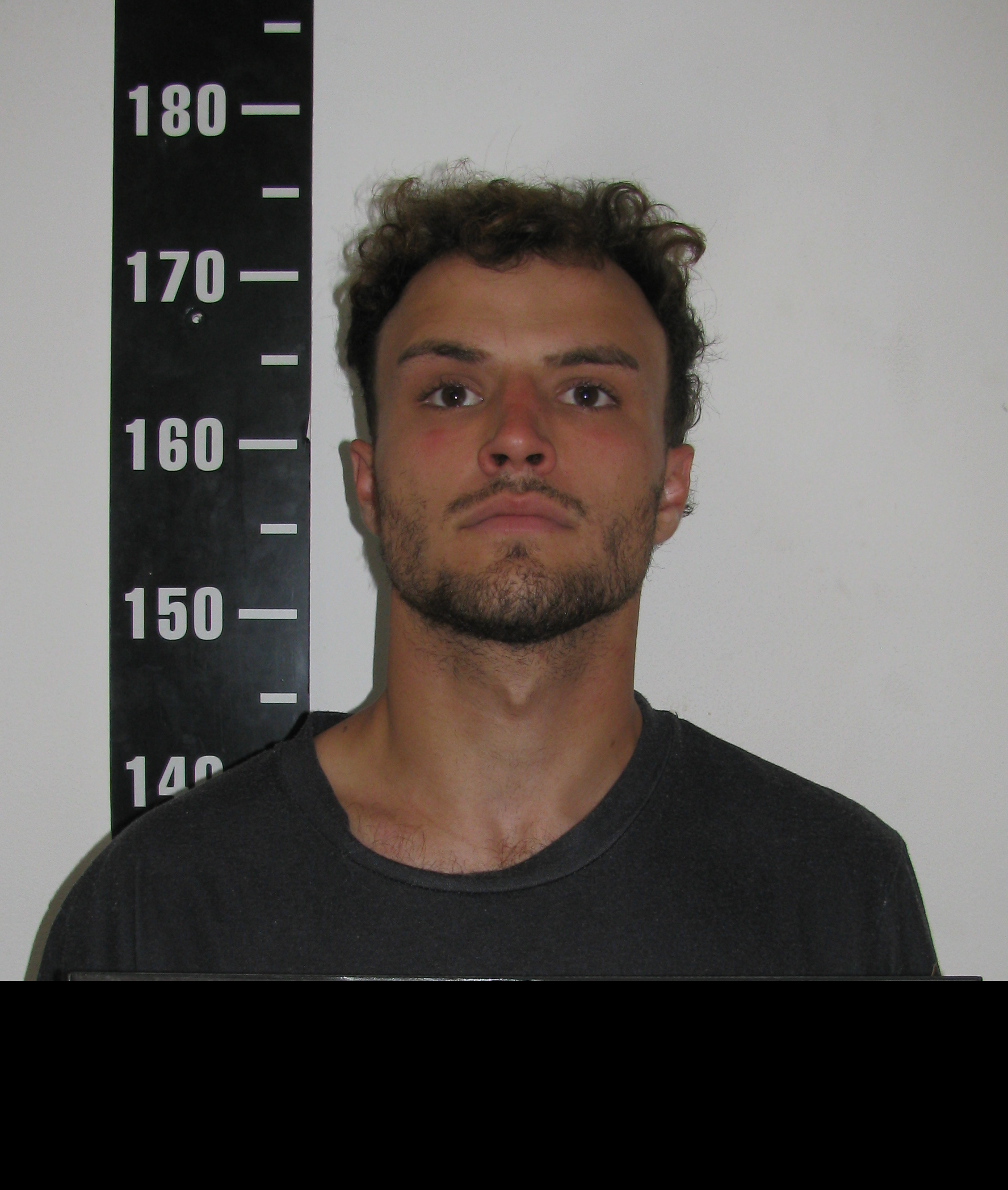 Hombre detenido durante procedimiento policial (foto provista por Jefatura de Policía de Maldonado)