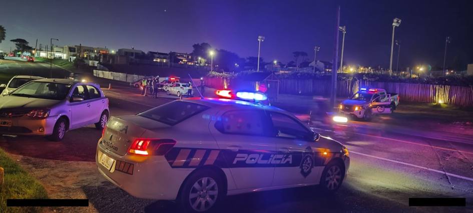 Efectivos policiales realizan control vehicular durante operativo en Maldonado.