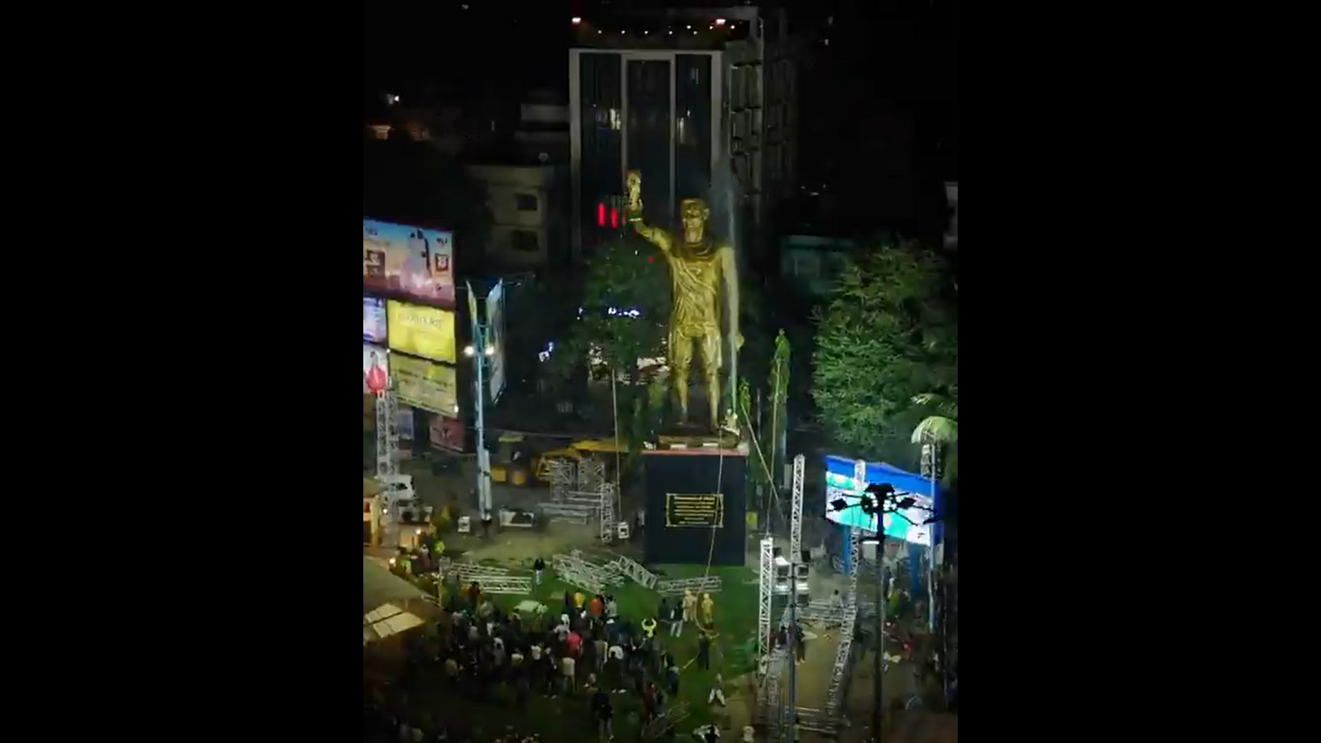 Estatua de Lionel Messi inaugurada en India ante una multitud de fanáticos en un estadio