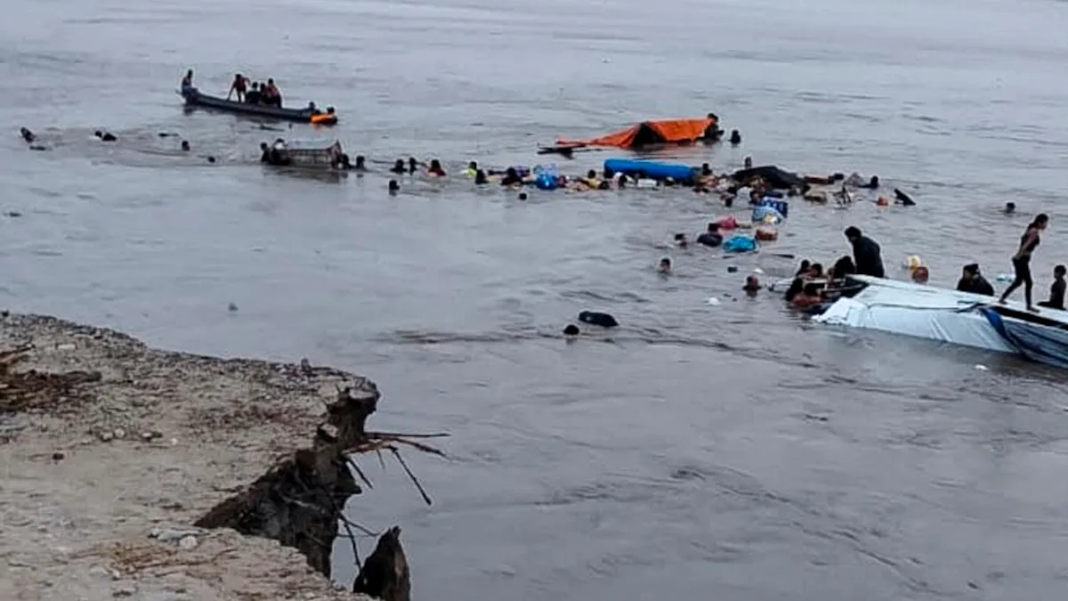 Barcos hundidos tras deslizamiento de tierra en Iparia, Perú