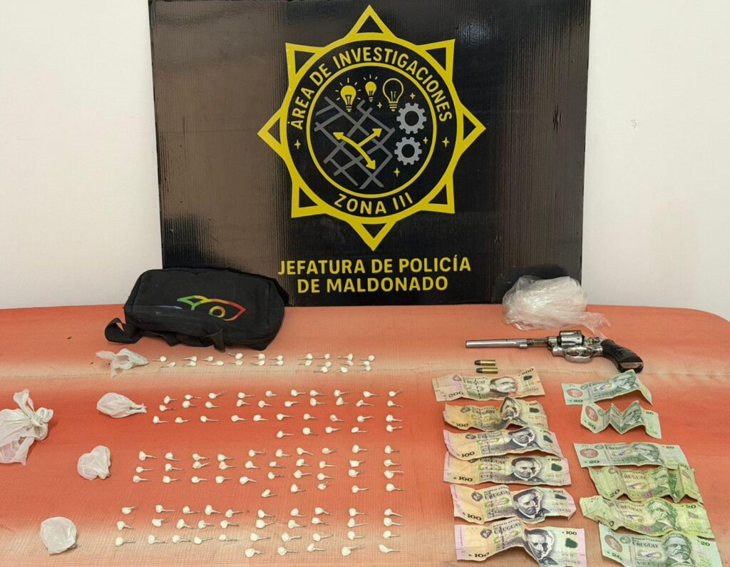 Operativo policial en San Carlos con incautación de arma y estupefacientes (foto provista por Policía)