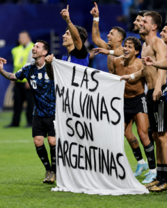 Argentina podría ser sancionada por FIFA tras exhibir una bandera sobre las Malvinas en el Mundial