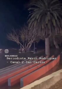 Rescataron a dos jóvenes arrastrados por la corriente en San Carlos