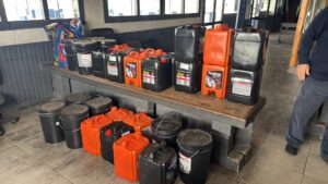 Aduanas incautó aceites lubricantes ocultos en un ómnibus interdepartamental